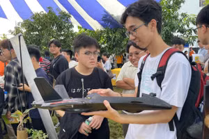 Sinh viên tìm hiểu các sản phẩm công nghệ tại chương trình "Chuyến xe hướng nghiệp Đức". Ảnh: Hà An.