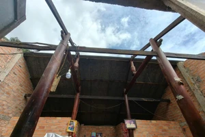 Một ngôi nhà bị tốc mái do giông lốc tại Tây Ninh. (Ảnh: Phúc Uyên)