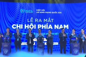 Các đại biểu thực hiện nghi thức ra mắt Chi hội phía Nam Hiệp hội An ninh mạng quốc gia. Ảnh: Hà An.