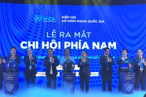 Các đại biểu thực hiện nghi thức ra mắt Chi hội phía Nam Hiệp hội An ninh mạng quốc gia. Ảnh: Hà An.