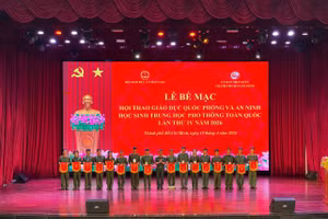 Ban tổ chức trao giải cho các cá nhân đạt giải toàn năng. Ảnh: Hà An