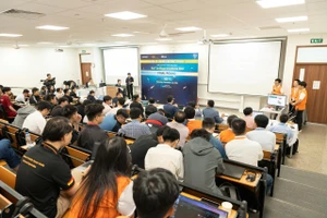 Nhóm sinh viên Trường ĐH Việt Đức giới thiệu dự án tại Vòng bán kết cuộc thi Innowork năm 2024. Ảnh: BTC.
