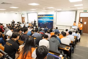 Nhóm sinh viên Trường ĐH Việt Đức giới thiệu dự án tại Vòng bán kết cuộc thi Innoworks năm 2024. Ảnh: BTC.