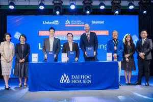 Đại diện Trường Đại học Hoa Sen ký kết hợp tác với LinkedIn và Talentnet. Ảnh: HSU.