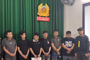 Nhóm cướp tiệm vàng tại cơ quan điều tra. Ảnh: Công an TPHCM.