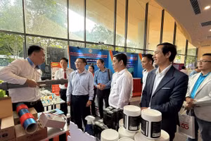 Các nhà cung cấp công nghệ giới thiệu sản phẩm đến khách tham quan tại sự kiện. Ảnh: Hà An.