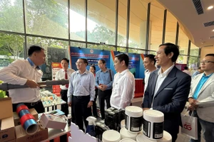 Các nhà cung cấp công nghệ giới thiệu sản phẩm đến khách tham quan tại sự kiện. Ảnh: Hà An.