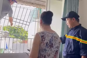 Người dân chung cư Thanh Đa, phường Bình Quới, TPHCM được lực lượng chức năng vận động tháo "chuồng cọp". Ảnh: Hà An.