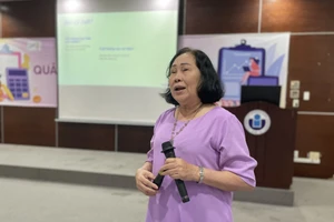 PGS.TS Võ Thị Quý chia sẻ với học sinh kinh nghiệm quản lý tài chính cá nhân. Ảnh: Hà An.