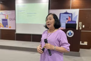PGS.TS Võ Thị Quý chia sẻ với học sinh kinh nghiệm quản lý tài chính cá nhân. Ảnh: Hà An.