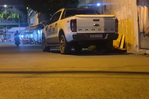 Ô tô lực lượng Công an tại khu vực nhà trọ nam sinh viên thuê. (Ảnh: Phúc Uyên)