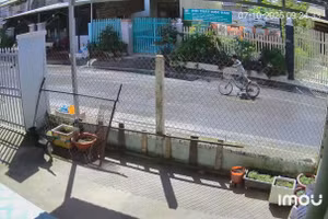 Bé trai đạp xe đuổi theo người giật vé số trong bất lực. (Ảnh cắt từ clip).