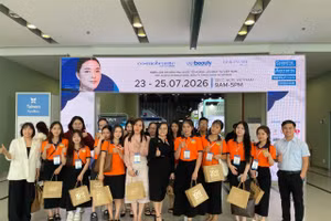 Sinh viên Trường Đại học Công nghệ TPHCM tham quan triển lãm quốc tế lĩnh vực làm đẹp. Ảnh: Hà An.