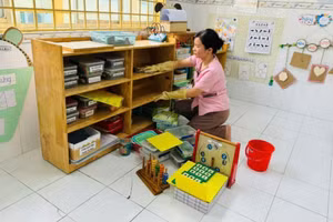 Vệ sinh, khử khuẩn khu vực đựng đồ dùng học tập phòng chống dịch bệnh tại một trường mầm non tại TPHCM. (Ảnh: HCDC).