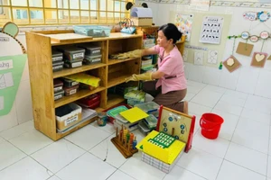 Vệ sinh, khử khuẩn khu vực đựng đồ dùng học tập phòng chống dịch bệnh tại một trường mầm non tại TPHCM. (Ảnh: HCDC).