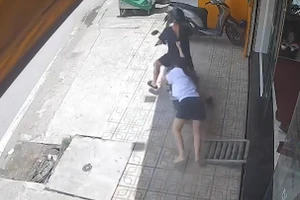 Trần Anh Dũng kéo lê nữ nhân viên tại tiệm vàng. Ảnh cắt từ video.