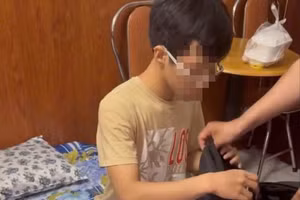 Nam sinh là nạn nhân của "bắt cóc online" được lực lượng chức năng giải cứu. (Ảnh: Công an TPHCM)