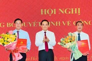 Ông Phạm Thành Kiên (phải) và ông Lê Quốc Phong nhận quyết định từ Bí thư Thành ủy TPHCM Trần Lưu Quang. Ảnh: SGGP