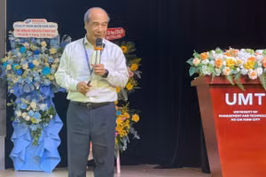 GS Hồ Tú Bảo chia sẻ tại hội thảo. Ảnh: Hà An.