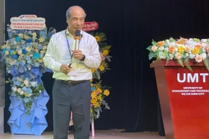 GS Hồ Tú Bảo chia sẻ tại hội thảo. Ảnh: Hà An.