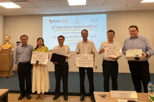 Đại diện các cơ sở giáo dục nghề nghiệp nhận tài trợ bộ thiết bị kỹ thuật số phục vụ dạy học. Ảnh: Hà An.