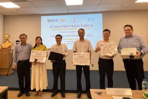 Đại diện các cơ sở giáo dục nghề nghiệp nhận tài trợ bộ thiết bị kỹ thuật số phục vụ dạy học. Ảnh: Hà An.