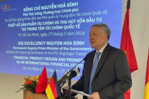 Phó Thủ tướng Thường trực Nguyễn Hòa Bình phát biểu tại lễ khai giảng khóa đào tạo nhân lực Trung tâm tài chính quốc tế tại Trường Đại học Việt Đức. Ảnh: Hà An.