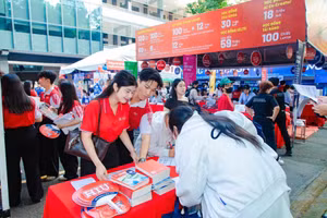 Thí sinh tìm hiểu học bổng mùa tuyển sinh 2026 của HIU.