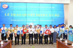 Chủ tịch UBND TPHCM trao quyết định bổ nhiệm lãnh đạo Ban Quản lý các Khu chế xuất khu công nghiệp TPHCM. (Ảnh: Cổng TTĐT TPHCM)