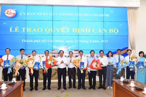 Chủ tịch UBND TPHCM trao quyết định bổ nhiệm lãnh đạo Ban Quản lý các Khu chế xuất khu công nghiệp TPHCM. (Ảnh: Cổng TTĐT TPHCM)