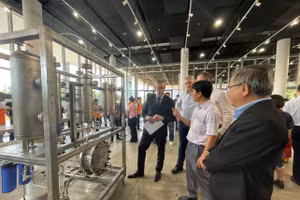 Ông Thorsten Schäfer-Gümbel - Chủ tịch GIZ (trái) tham quan các sản phẩm công nghệ về chuyển đổi năng lượng tại Trường Đại học Việt Đức. Ảnh: Hà An.