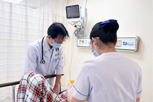 Bệnh nhân bị ngộ độc thực phẩm do ăn bánh mì được điều trị tại bệnh viện ở TPHCM. Ảnh: BVTA.