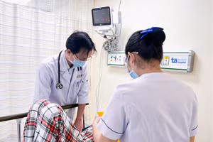 Bệnh nhân bị ngộ độc thực phẩm do ăn bánh mì được điều trị tại bệnh viện ở TPHCM. Ảnh: BVTA.