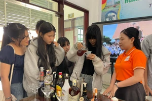 Học sinh trải nghiệm công việc pha chế. Ảnh: Hà An.