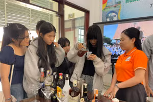 Học sinh trải nghiệm công việc pha chế. Ảnh: Hà An.