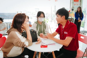 Tân sinh viên Trường Đại học Bình Dương làm thủ tục nhập học. Ảnh: BDU.