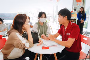 Tân sinh viên Trường Đại học Bình Dương làm thủ tục nhập học. Ảnh: BDU.