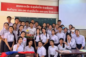 Thầy Nguyễn Đình Dương và các em học sinh tại Trường Hữu nghị Lào - Việt Nam. Ảnh: NVCC.