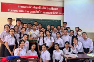 Thầy Nguyễn Đình Dương và các em học sinh tại Trường Hữu nghị Lào - Việt Nam. Ảnh: NVCC.