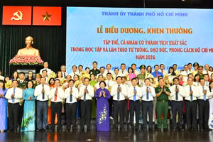 Lãnh đạo Thành ủy TPHCM chụp ảnh cùng các điển hình tiên tiến học tập và làm theo Bác. Ảnh: Việt Dũng/SGGP.