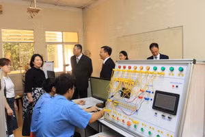 Sinh viên Trường CĐ nghề Việt Nam - Singapore trong giờ thực hành. Ảnh: VSVC.