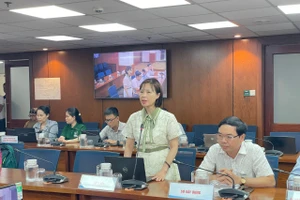 Bà Lê Hồng Nga, Phó giám đốc Trung tâm kiểm soát bệnh tật TPHCM (HCDC) thông tin về virus Nipah tại buổi họp báo. Ảnh: Hà An.