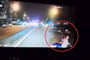 Hình ảnh từ camera hành trình thể hiện 2 thiếu niên đạp nam thanh niên ngã xuống đường. (Ảnh cắt từ clip)