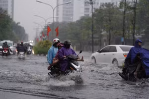 Mưa trái mùa xuất hiện trên diện rộng ở TPHCM khiến nhiều đường ngập nặng, người dân khó khăn đi lại, đúng giờ tan tầm.