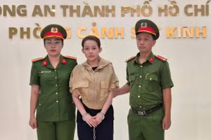 Nguyễn Thị Ngọc Ngân bị bắt vì sản xuất, kinh doanh hàng giả là thực phẩm. (Ảnh: Công an TPHCM).