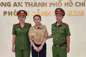 Nguyễn Thị Ngọc Ngân bị bắt vì sản xuất, kinh doanh hàng giả là thực phẩm. (Ảnh: Công an TPHCM).