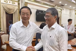 Thứ trưởng Bộ GD&ĐT Phạm Ngọc Thưởng (trái) trao đổi với Giám đốc Sở GD&ĐT TPHCM Nguyễn Văn Hiếu tại cuộc họp. Ảnh: Hà An.