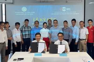 Đại diện Sở Khoa học và Công nghệ TPHCM ký kết hợp tác với Chi nhánh Trung tâm Internet Việt Nam tại TPHCM. Ảnh: Hà An.