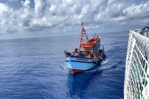 Tàu lực lượng Cảnh sát biển tiếp cận tàu cá ngư dân để thực hiện cứu nạn. Ảnh: Bộ Tư lệnh Cảnh sát biển Vùng 3.