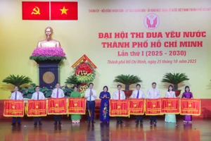 Lãnh đạo TPHCM tặng cờ thi đua cho các tập thể xuất sắc của phong trào thi đua yêu nước. Ảnh: Phúc Uyên